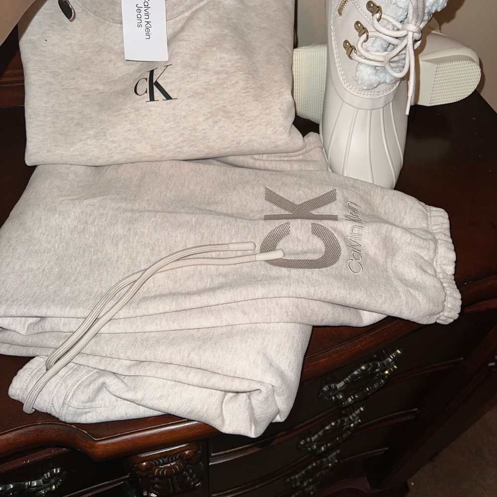 Calvin Klein Cropped Mock Neck Jogger Set